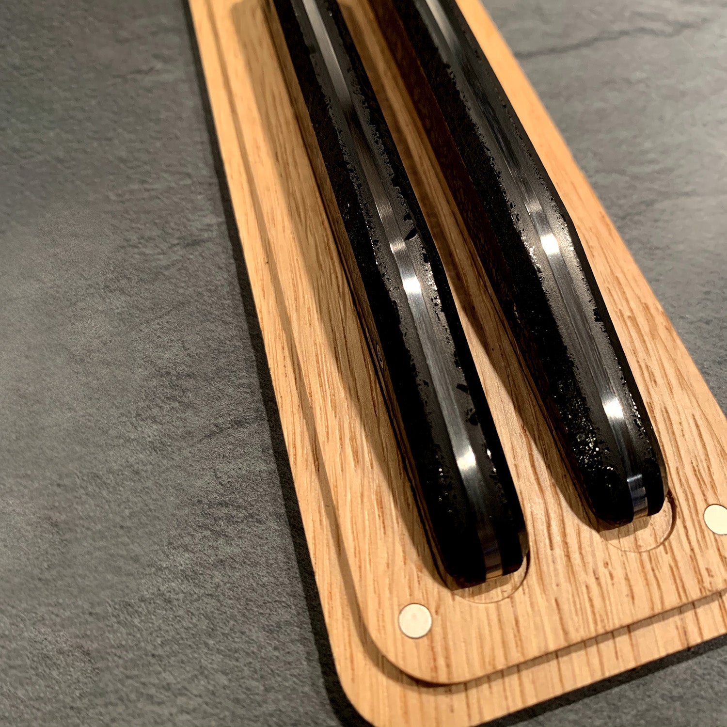 Duo box: 2 table knives in raw charcoal