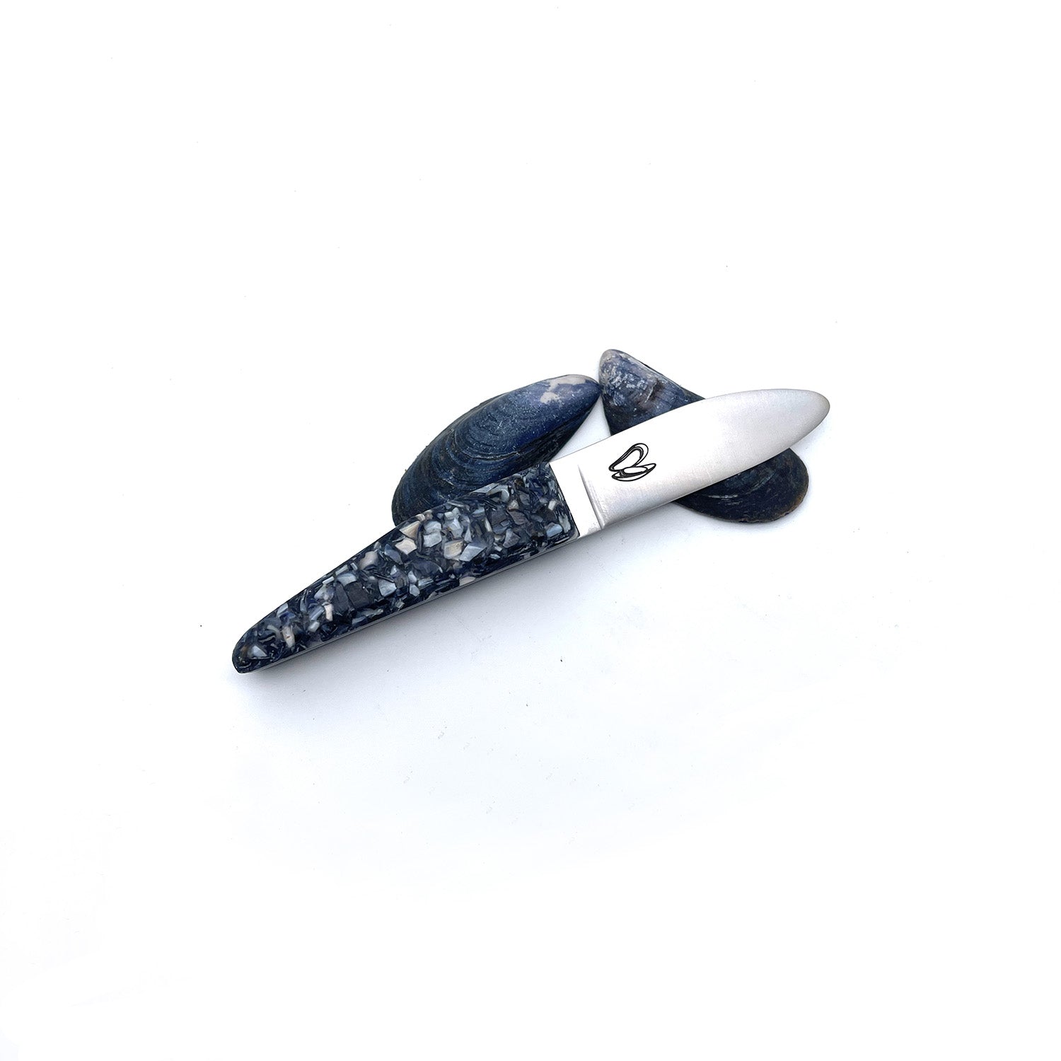 Children's knife with a handle made from recycled mussel shells