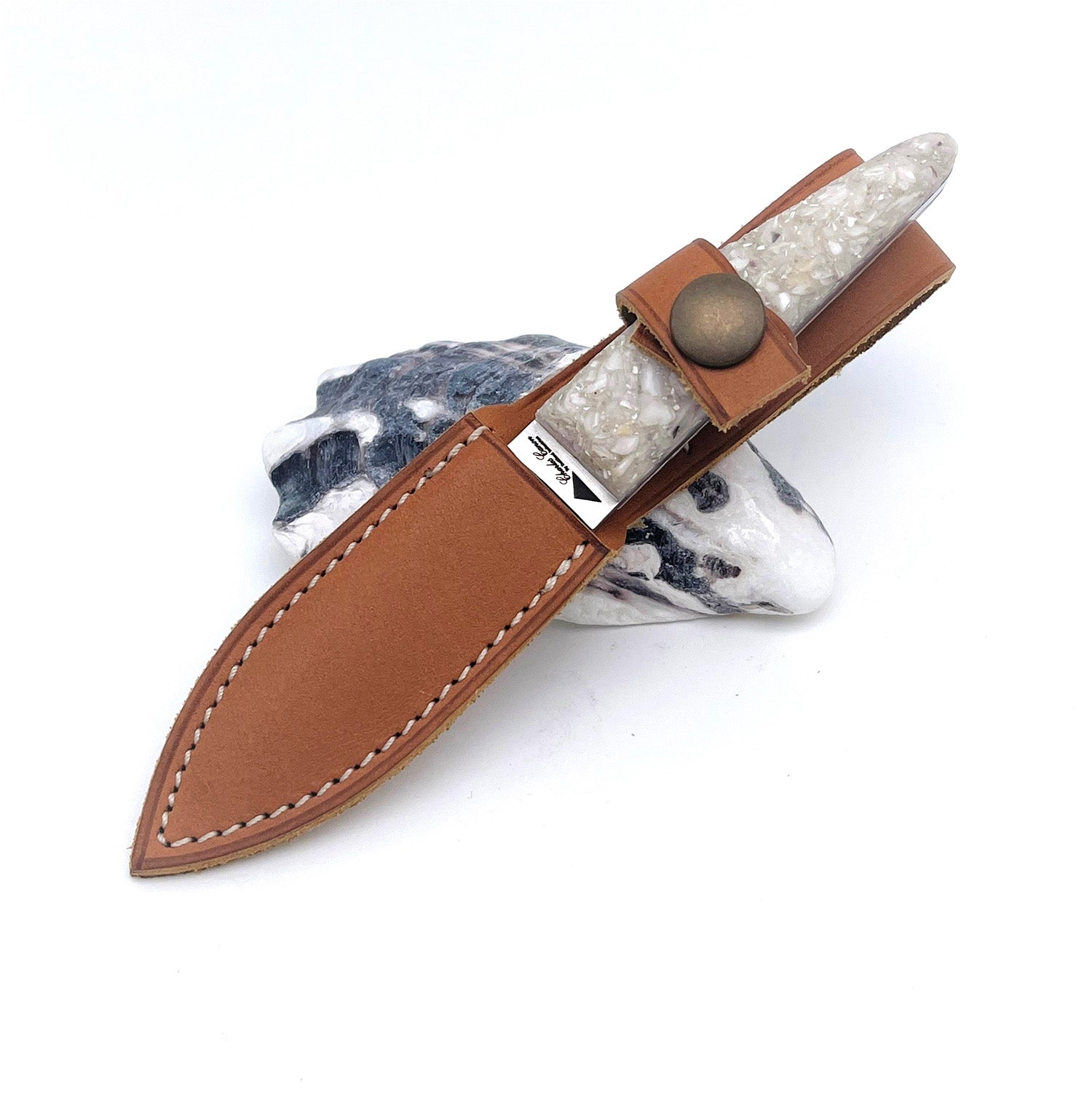 Children's knife with a handle made from recycled oyster shells