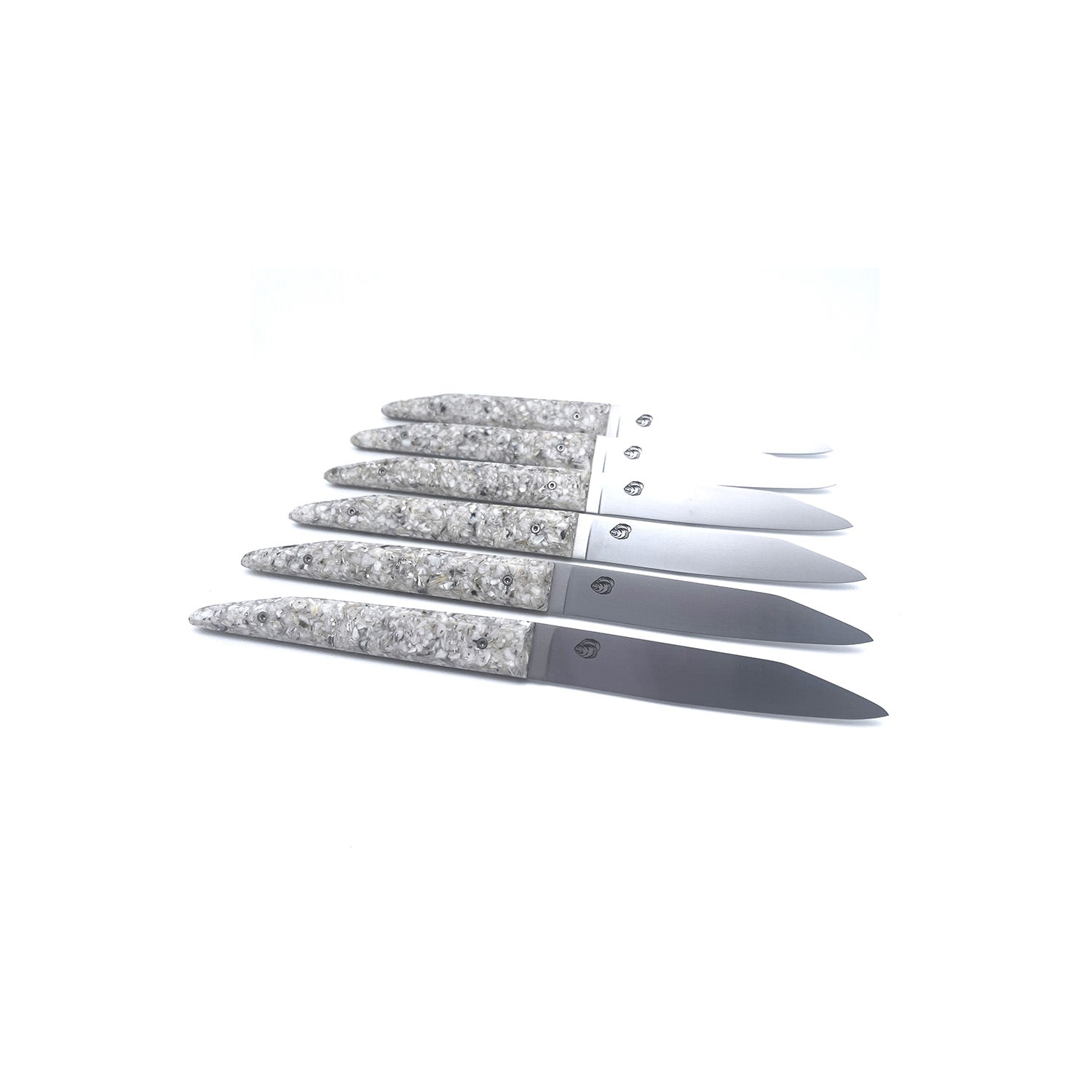 Set of 6 table knives with oyster shell handles