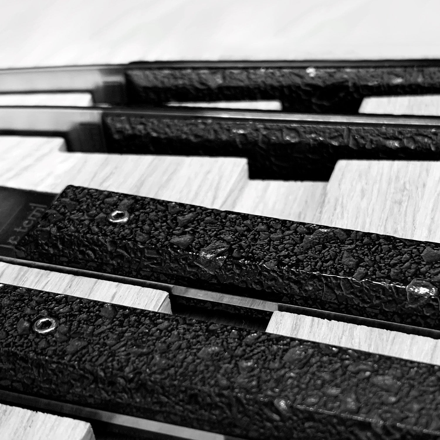 6 couteaux de table en charbon brut