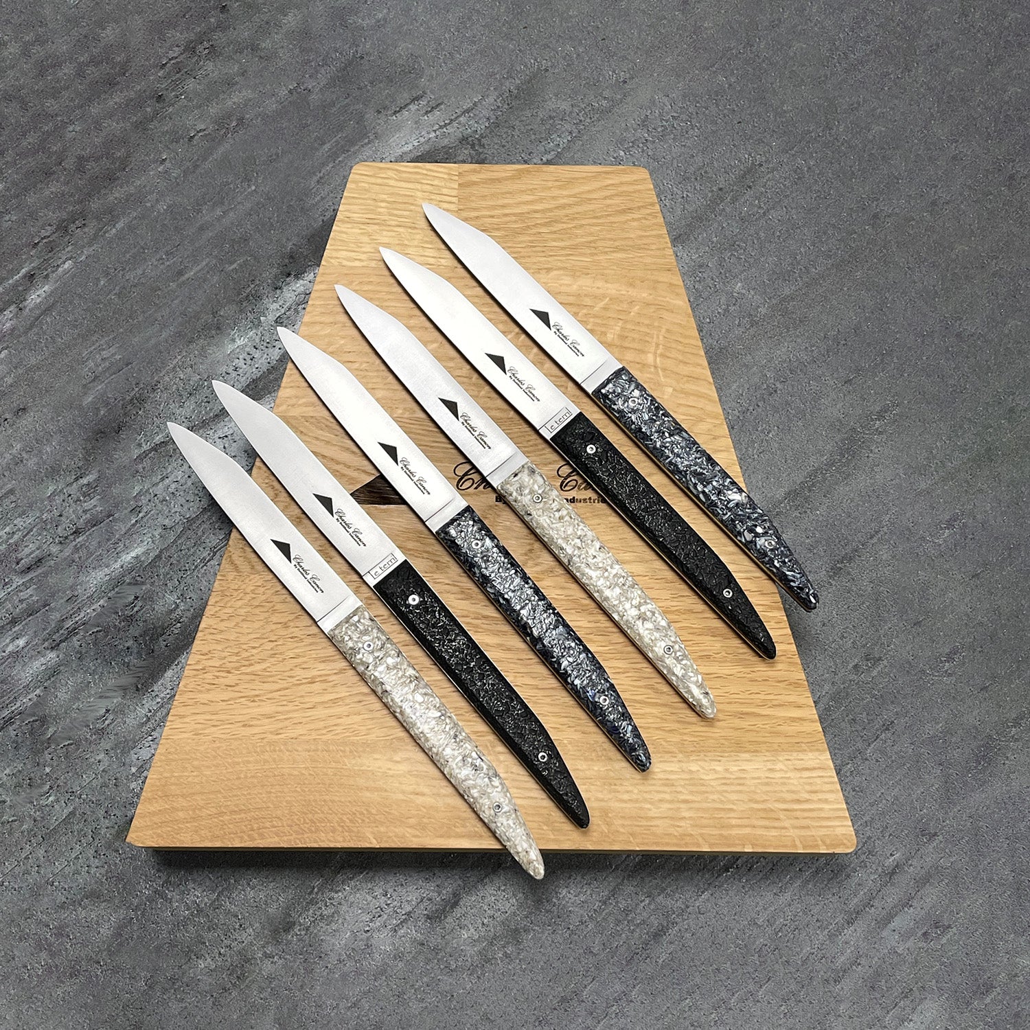6 couteaux de table avec un mélange de finition