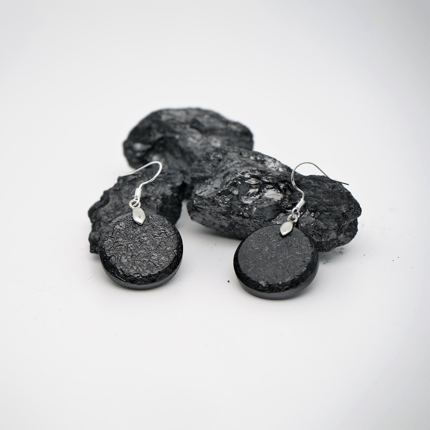 Boucles d'oreilles ronde en charbon brut métal argenté