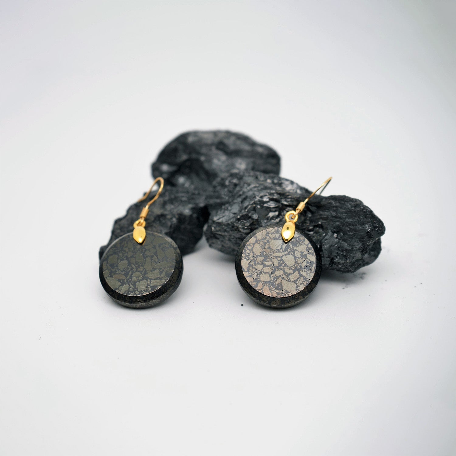 Round earrings in polished charcoal (gold metal)