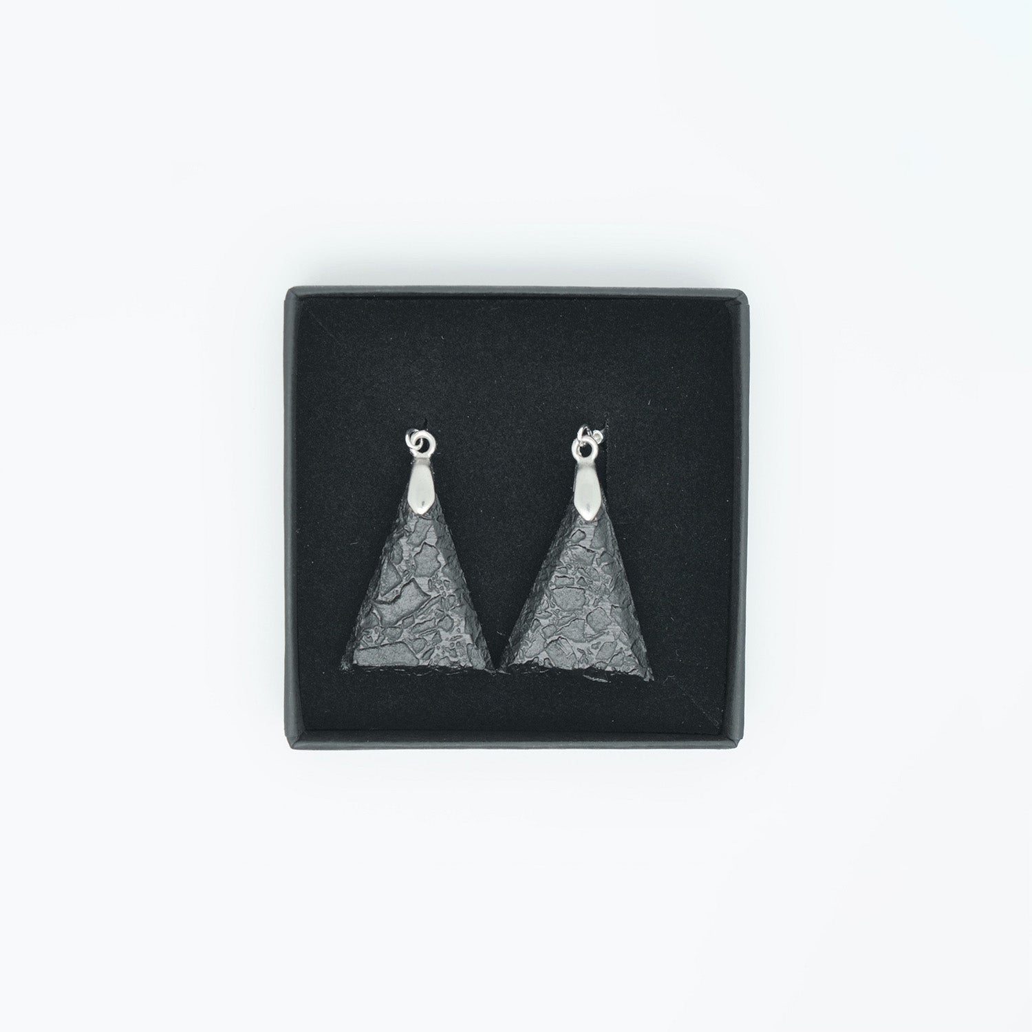 Triangle earrings in raw charcoal (silver metal)