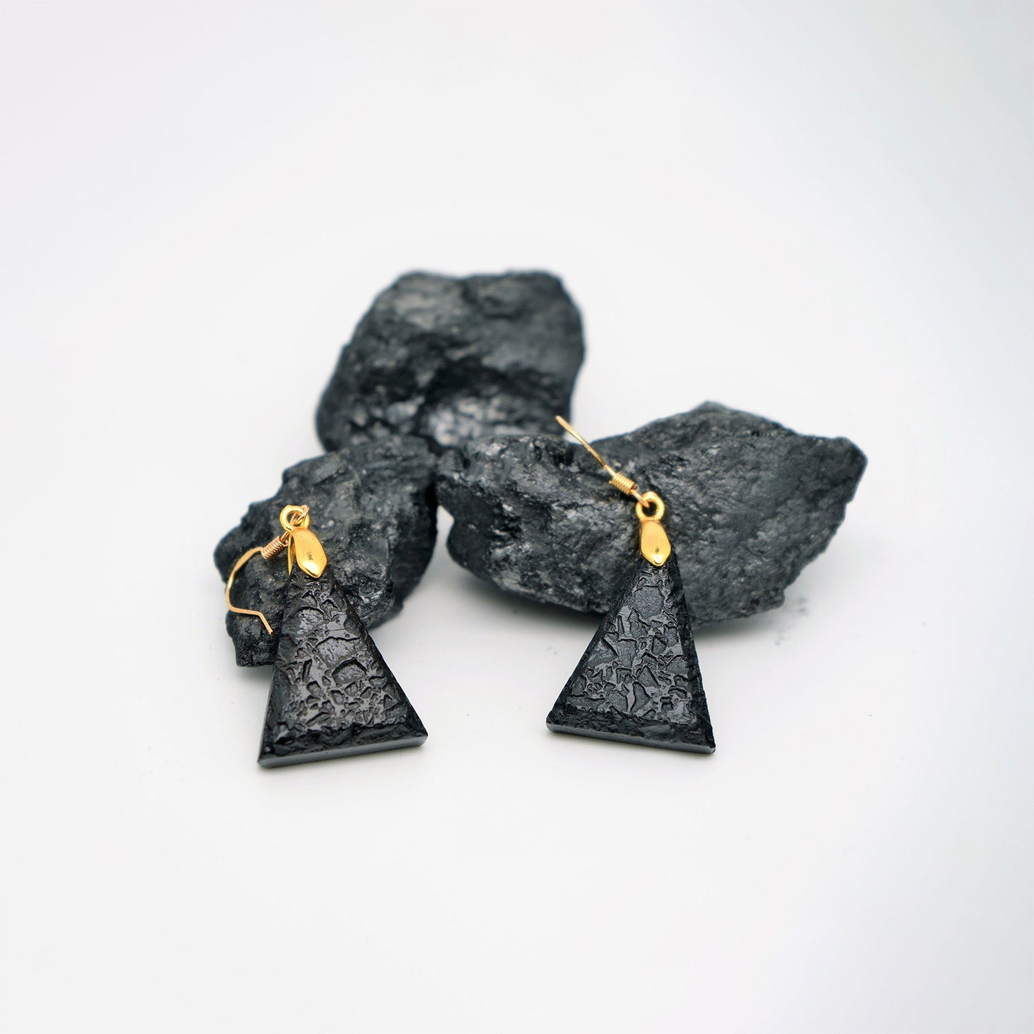 Boucles d'oreilles triangle en charbon brut métal doré