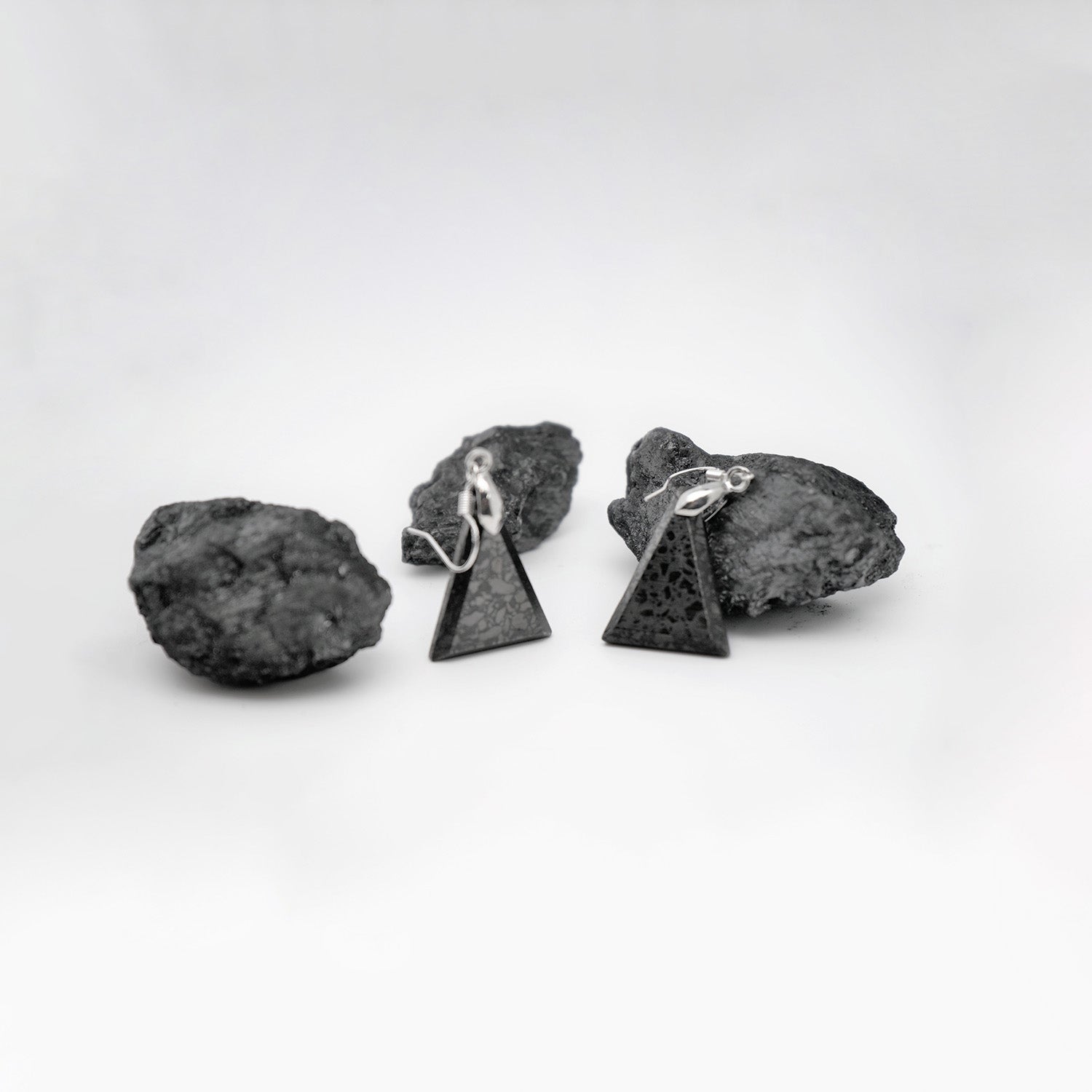 Boucles d'oreilles triangle en charbon poli (métal argenté)