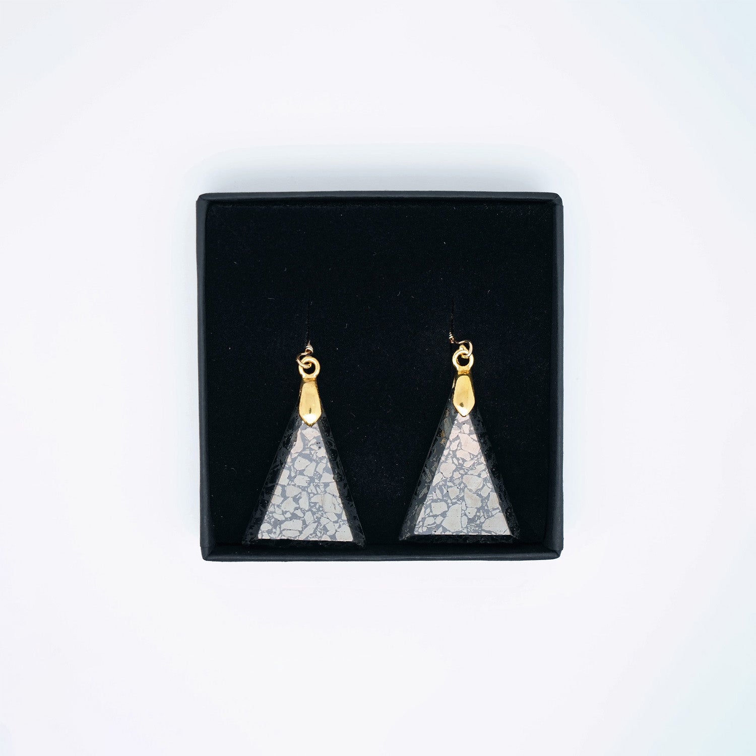 Boucles d'oreilles triangle en charbon poli (métal doré)