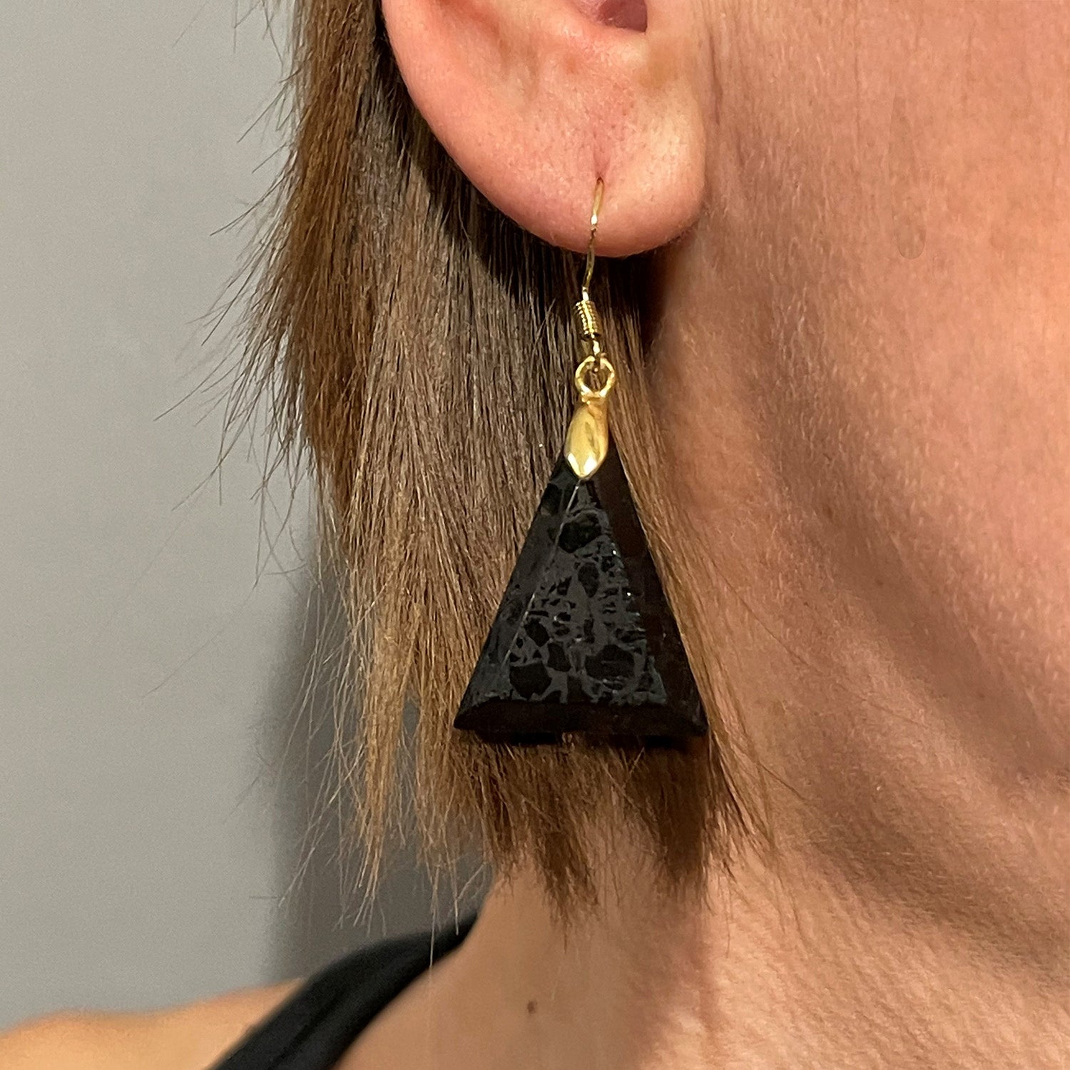 Dreieckige Ohrringe aus polierter Kohle (vergoldet)