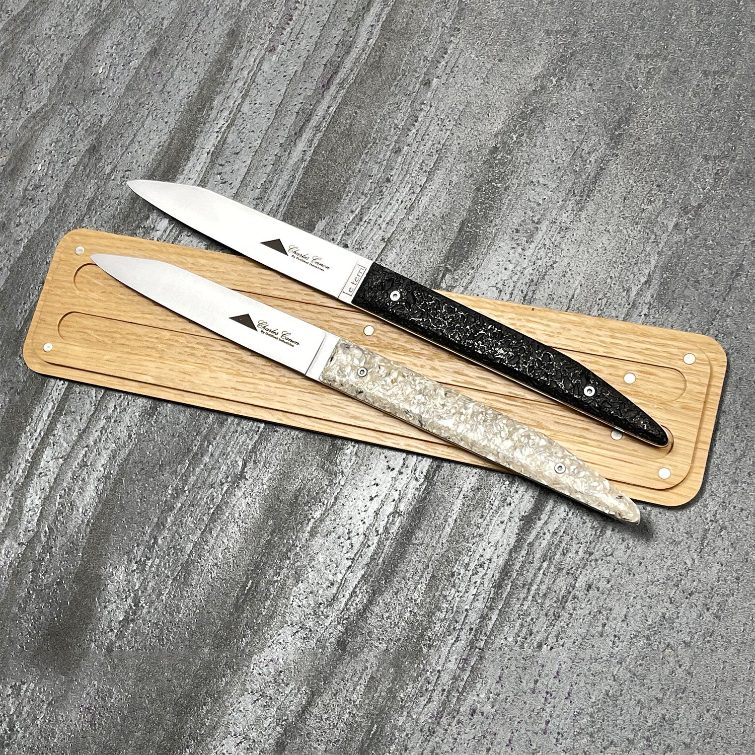 Coffret duo: 2 couteaux de table avec un mélange de finition