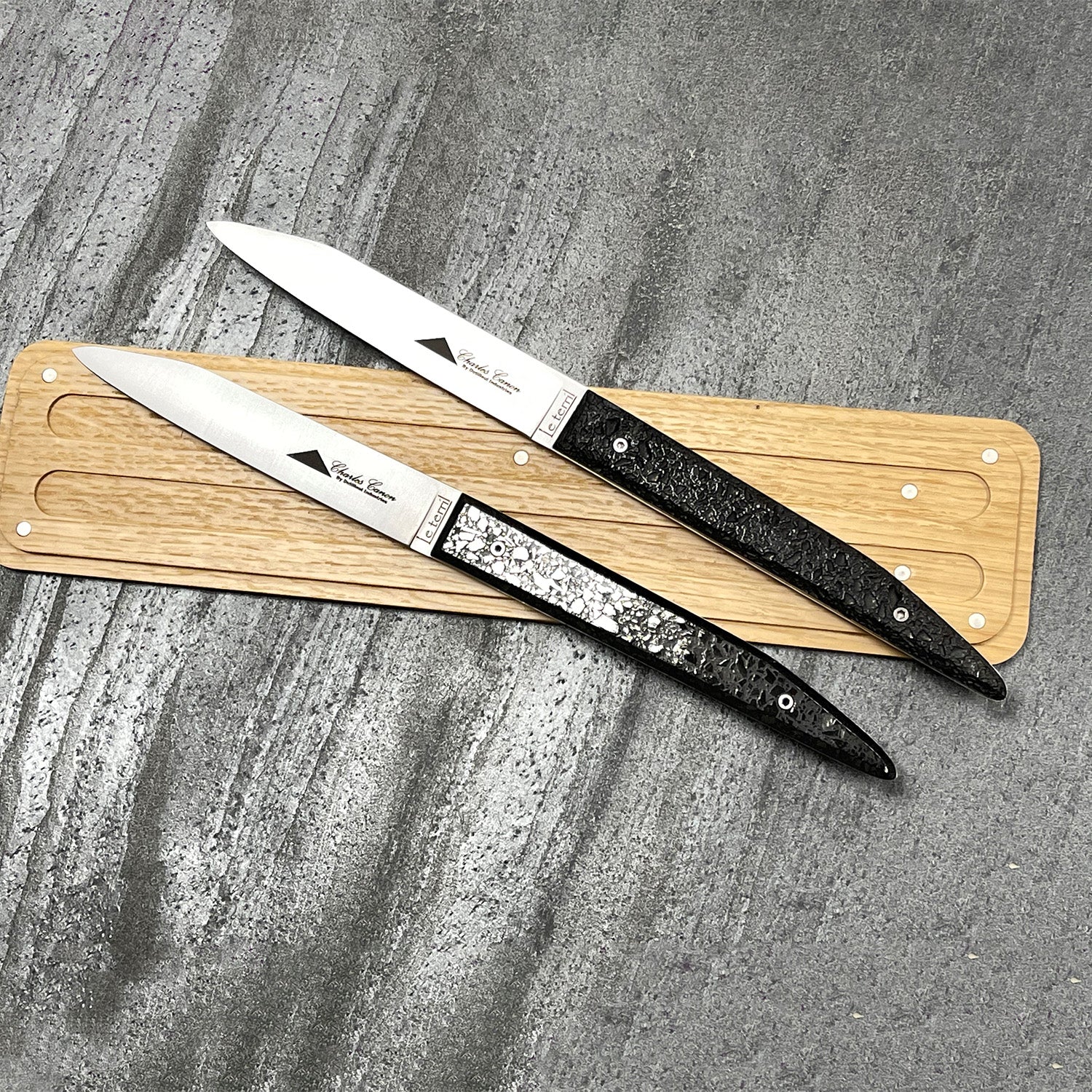 Coffret duo: 2 couteaux de table avec un mélange de finition
