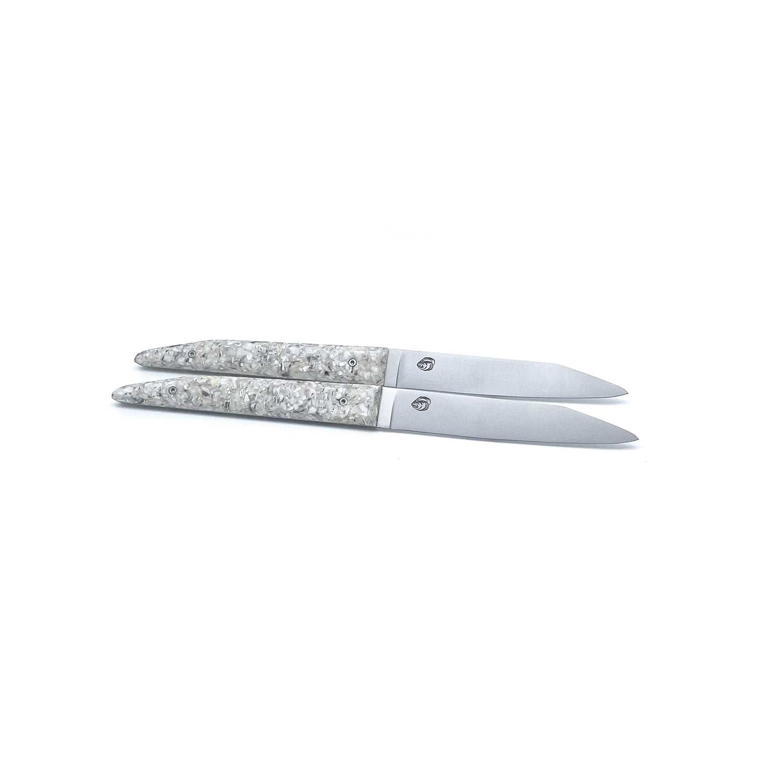 Duo box: 2 table knives with oyster shell handles