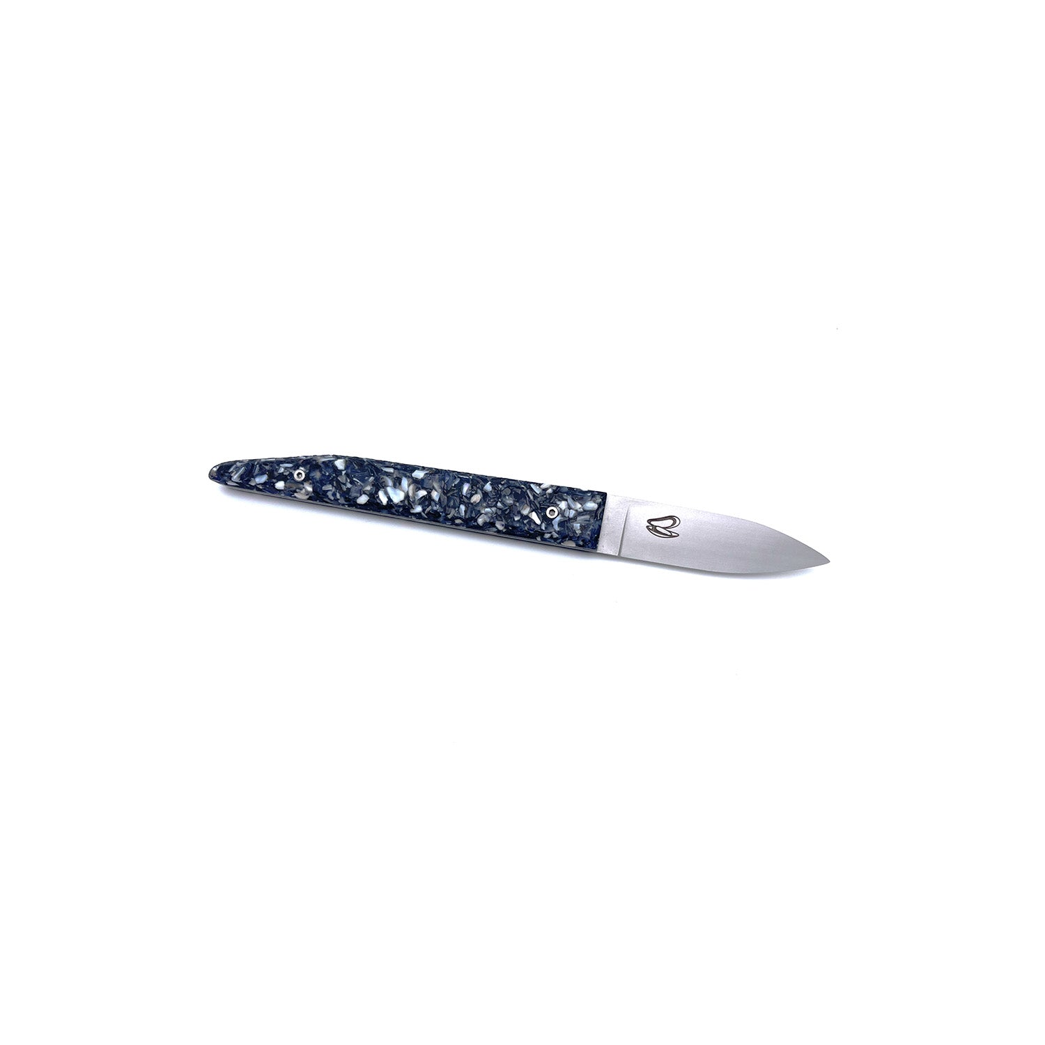 Oyster knife with a handle made from recycled mussel shells