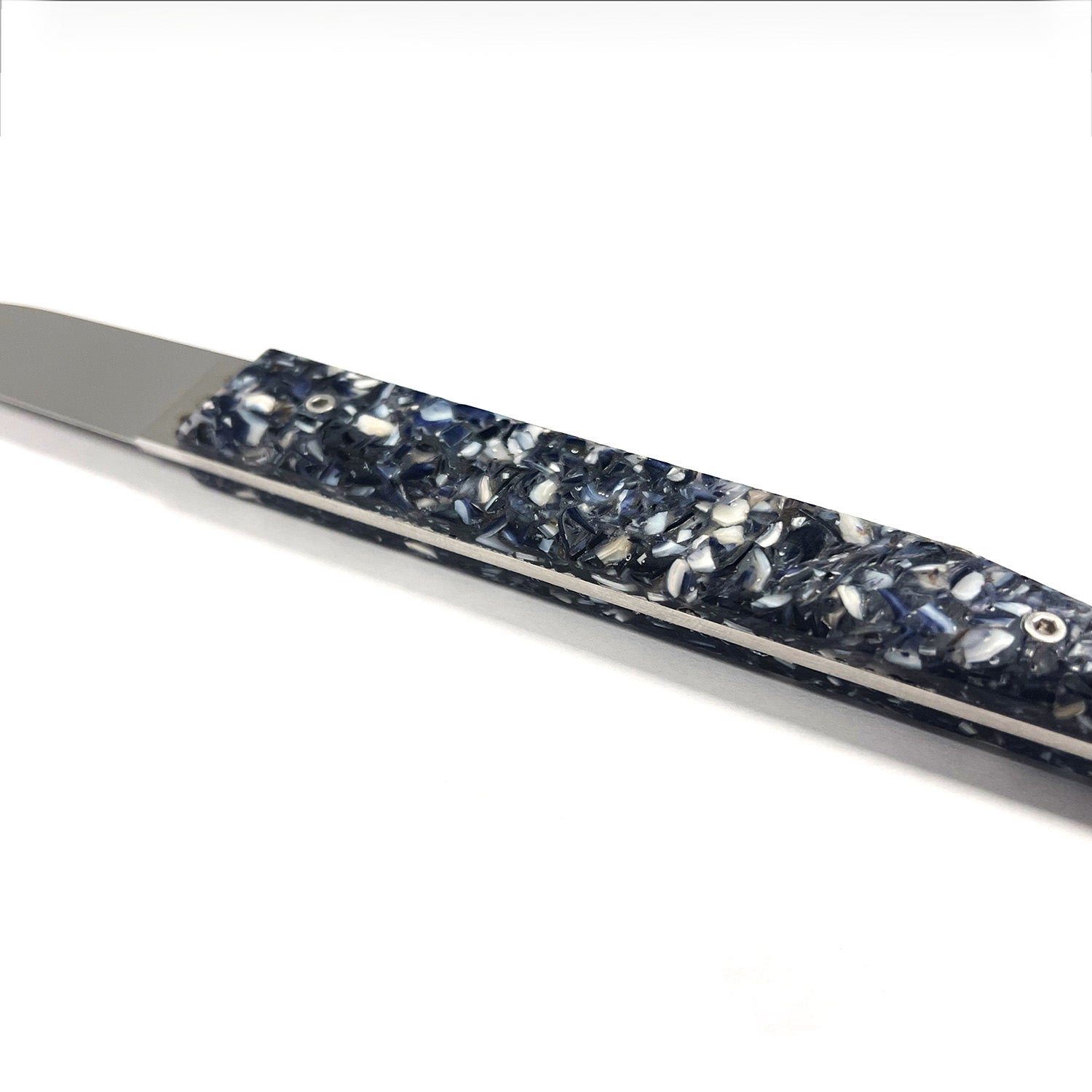 Oyster knife with a handle made from recycled mussel shells