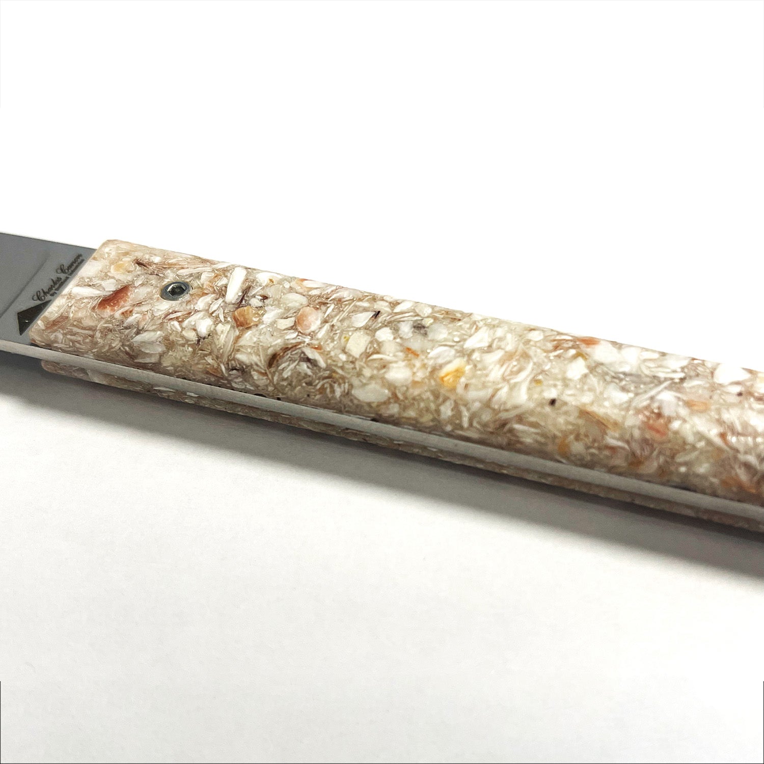 Couteau à huître avec un manche en coquilles St Jacques