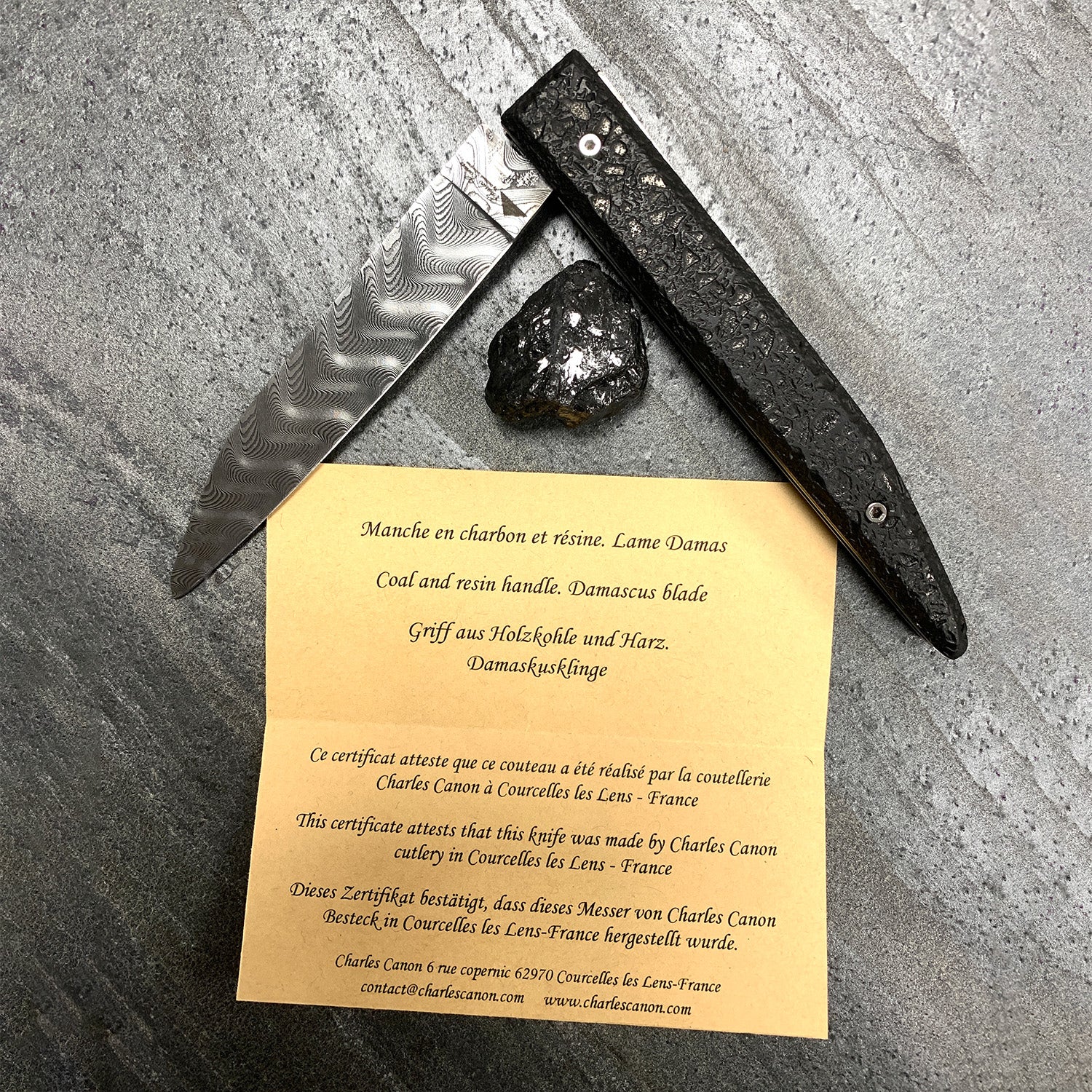 Le terril: couteau pliant avec manche en charbon brut et sa lame