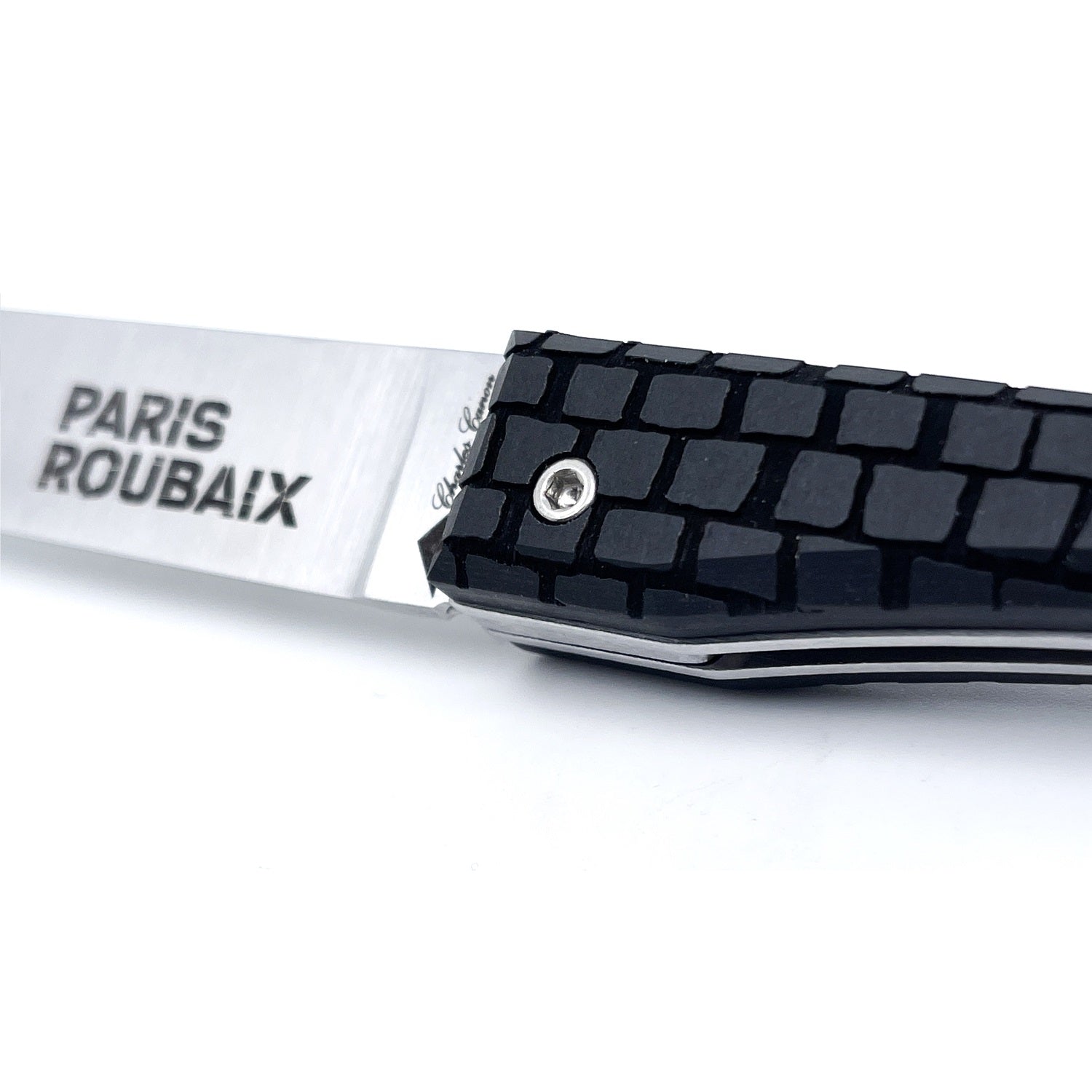 Couteau Paris Roubaix gravure effet pavé
