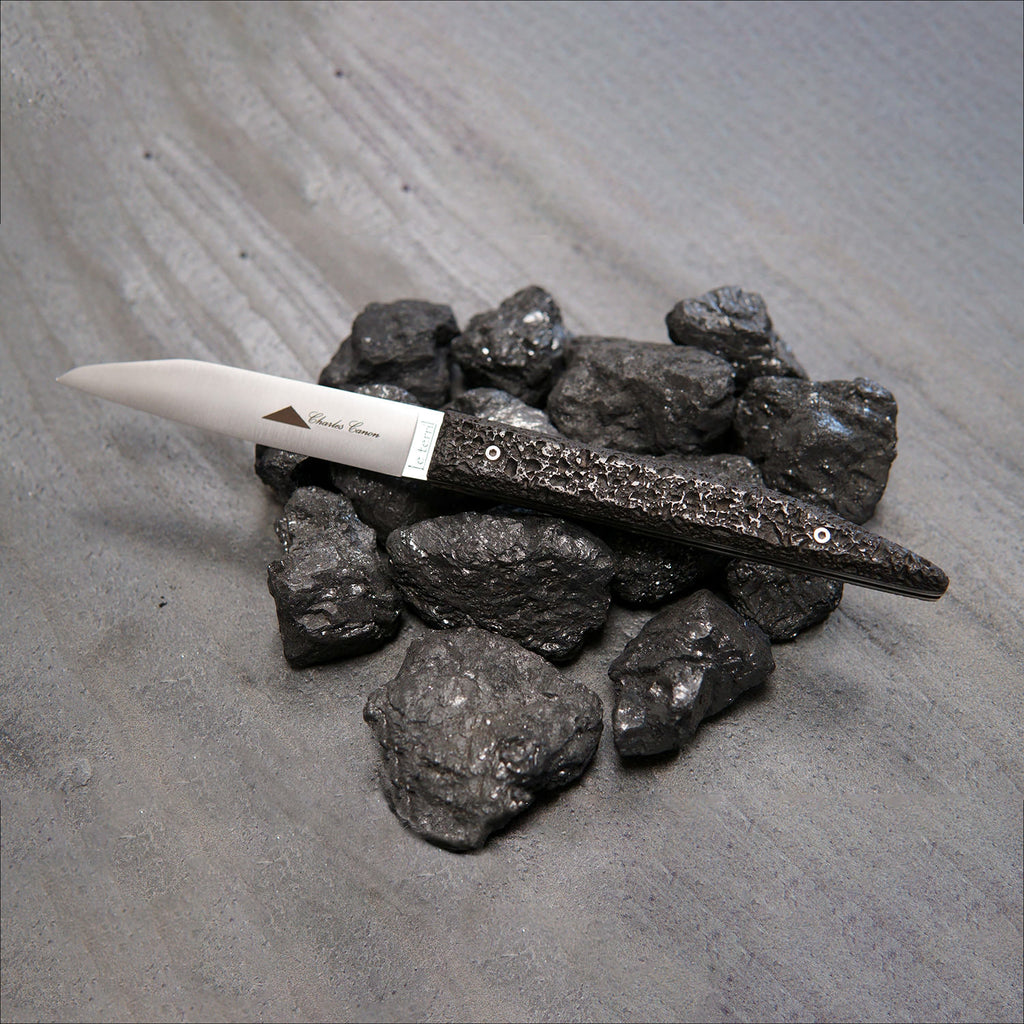 Petit couteau à huître avec un manche en charbon brut