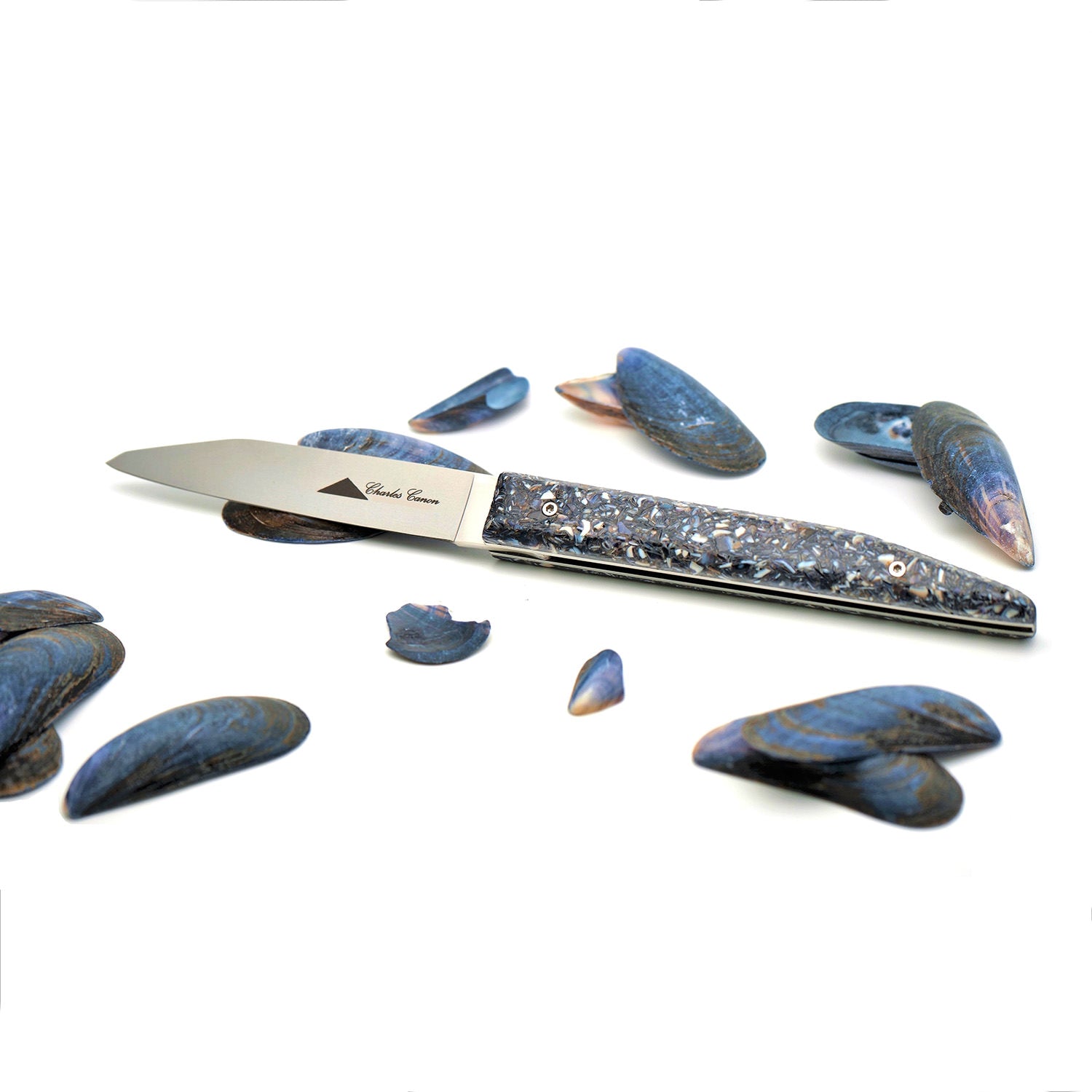 Knife handle made from recycled mussel shells